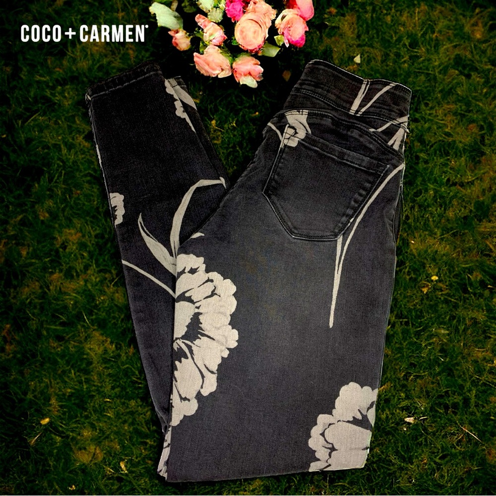 COCO + CARMEN Women’s Skinny Black Jeans with floral- Small